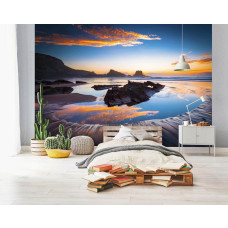 Een fotobehang van een meer met uitzicht op een landschap voor de slaapkamer.