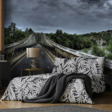 Een fotobehang van een metalen brug met een berglandschap op de achtergrond, geschikt voor de slaapkamer.