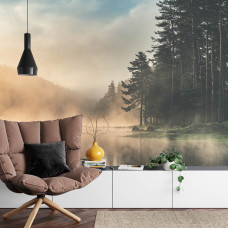 Een rustgevend fotobehang met mist, bergen, en een serene natuurlijke omgeving, ideaal voor een huiskamer.