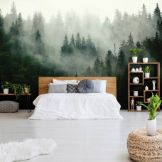 Een fotobehang met een mistig boslandschap voor de slaapkamer.