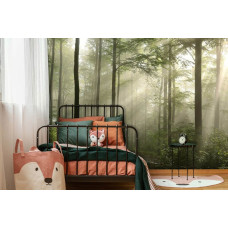 Fotobehang van een stil bos in de ochtendmist, toegepast in een kinderkamer.
