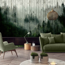 Een fotobehang van een mistig bos op houten planken met natuur en bomen te zien in de woonkamer.