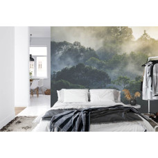 Een fotobehang met een bosparadijs gehuld in mist, afgebeeld in een slaapkamer.