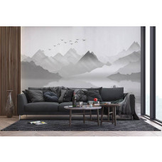 Een fotobehang van mistige bergen bij een meer in een woonkamer met vliesbehang.