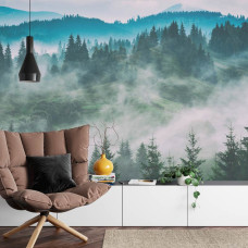 Een fotobehang met een sfeervol boslandschap vol mist en natuurlijke charme, geschikt voor een huiskamer.