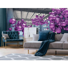Een fotobehang met paarse metalen ballen in een moderne 3D-ruimte, weergegeven in een woonkamer.