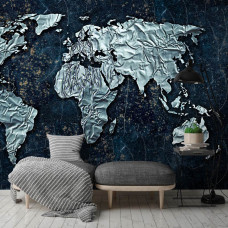 Een fotobehang van een zilveren wereldkaart in een eigentijdse stijl voor de huiskamer.