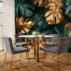 Fotobehang met monstera bladeren in groen en goud in een keuken met luxe en moderne uitstraling.