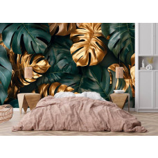 Fotobehang met monstera bladeren en gouden details in een moderne slaapkamer.