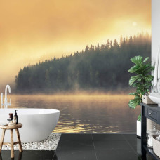 Een sfeervol fotobehang met een meer en bos in mist, perfect voor een badkamer.