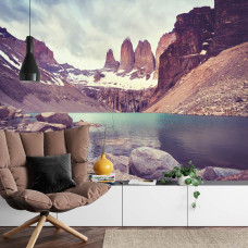 Een fotobehang met de prachtige natuur van Torres del Paine, geschikt voor een huiskamer.