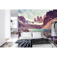 Een fotobehang met de indrukwekkende bergen van het Nationaal Park Torres del Paine, perfect voor een slaapkamer.