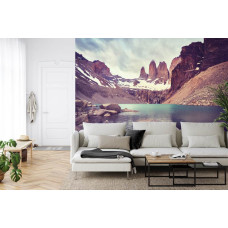 Een fotobehang met het adembenemende landschap van Torres del Paine in Chili, ideaal voor een woonkamer.