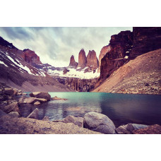 Fotobehang van het Nationaal Park Torres del Paine in Chili, met bergen die hoog oprijzen boven een ruig natuurlandschap.