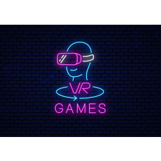Fotobehang Neon VR Games met futuristisch VR-headsetontwerp in felroze en blauwe neonkleuren op donkere baksteenachtergrond.