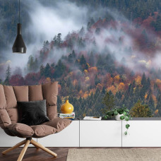 Een fotobehang met een nevelige bergoase en mistige bergen in een bosrijk landschap in een woonkamer.