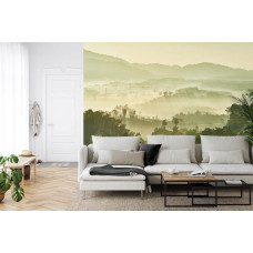 Een inspirerend fotobehang van een serene mist over een woud en bergen, ideaal voor een woonkamer.