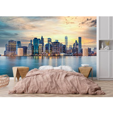 Fotobehang New York skyline bij zonsondergang in slaapkamer met reflectie in water en moderne stad.