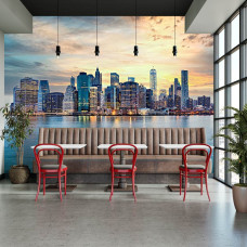 Fotobehang New York skyline bij zonsondergang panorama in restaurant met moderne stad en warme luchtkleuren.