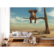 Een fotobehang met een olifant bij een eenzame boom in een woestijnlandschap, passend in een warme huiskamer.