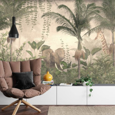 Een fotobehang met een olifant en een giraffe in een tropische jungle, afgebeeld in een woonkamer.