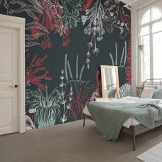 Een fotobehang met kleurrijke onderwaterplanten en koraal in een onderwaterwereld in een kinderkamer.
