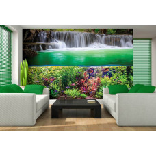 Een fotobehang met een onderwaterwereld en vissen bij een waterval, geschikt voor een huiskamer.