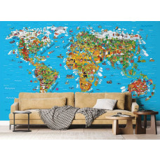 Een wereldkaart van 'Ontdek de Wereld' met bewoners in een woonkamer met vliesbehang.