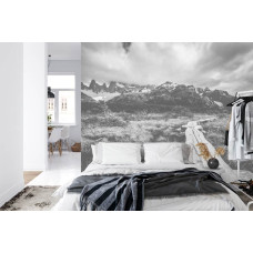 Een fotobehang met een rustige bergweg omgeven door natuurlijke schoonheid, ideaal voor een slaapkamer.