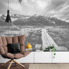 Een fotobehang met een kronkelende weg die leidt naar hoge bergen, perfect voor een woonkamer.
