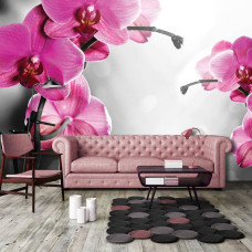 Een fotobehang met roze orchideeėn en natuurlijke elementen in een huiskamer.