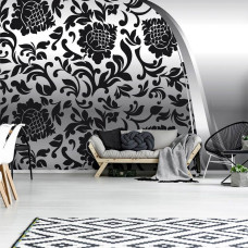 Een fotobehang met een zwart-wit ornament en abstracte details, dat een stijlvolle sfeer toevoegt aan een woonkamer.