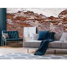 Fotobehang met daarop een oude bakstenen muur met boven en onder cement, weergegeven in een stijlvolle woonkamer.