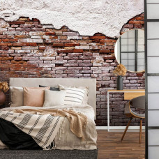 Fotobehang met daarop een oude bakstenen muur met boven en onder cement, weergegeven in een slaapkamer.