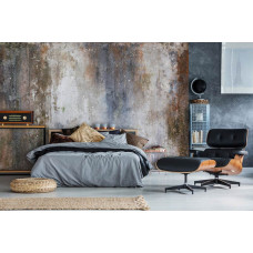 Een fotobehang met een oude, roestige betonnen muur in een industriėle stijl, ideaal voor een slaapkamer.