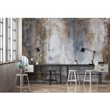 Een fotobehang met een verweerde betonnen muur met roestige details, perfect voor een woonkamer.