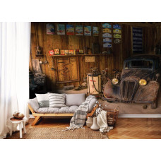 Een fotobehang met een Amerikaanse vintage auto in een garage setting, geschikt voor de huiskamer.