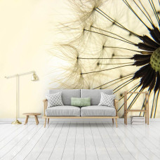 Een fotobehang met een gele paardenbloem in een abstract natuurlandschap, geplaatst in de woonkamer.