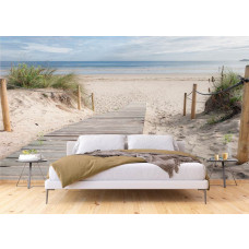 Een fotobehang met een idyllisch houten pad naar het strand in de slaapkamer, met warme houttinten en een open horizon die een kalmerende uitstraling geven.
