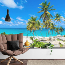 Een fotobehang met een tropische sfeer met palmbomen en een helderblauwe zee, ideaal voor een huiskamer.