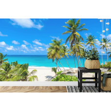 Een fotobehang met een paradijselijk strandlandschap met wuivende palmbomen, perfect voor een slaapkamer.