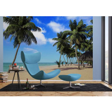 Een fotobehang van palmbomen bij de zee op een strand, perfect voor het creėren van een tropische sfeer in een woonkamer.