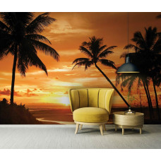 Een fotobehang met een zonsondergang en palmbomen in de woonkamer.