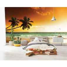 Een fotobehang van palmbomen boven het strand en de zee, tropisch thema voor de kinderkamer.