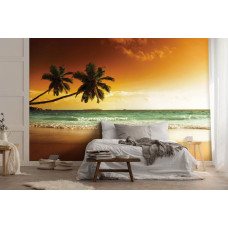 Een fotobehang van palmbomen boven het strand en de zee, tropisch thema voor de slaapkamer met een exotische uitstraling.