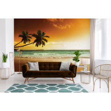 Een fotobehang van palmbomen boven het strand en de zee, tropisch thema voor de woonkamer.