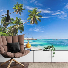 Een fotobehang met een rustgevend tropisch landschap met palmbomen, strand en oceaan, geschikt voor een huiskamer.