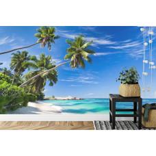 Een fotobehang met palmbomen die boven een tropisch strand hangen en uitkijken op een blauwe oceaan, ideaal voor een slaapkamer.