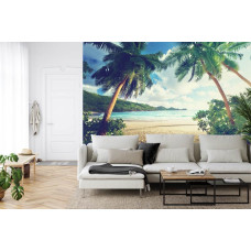 Een fotobehang met palmbomen op een strand met tropische vibes, afgebeeld in een huiskamer.