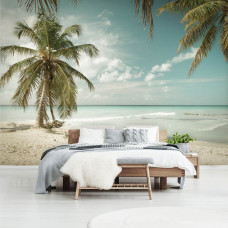 Fotobehang van een palmboom aan de zee, geschikt voor de woonkamer.